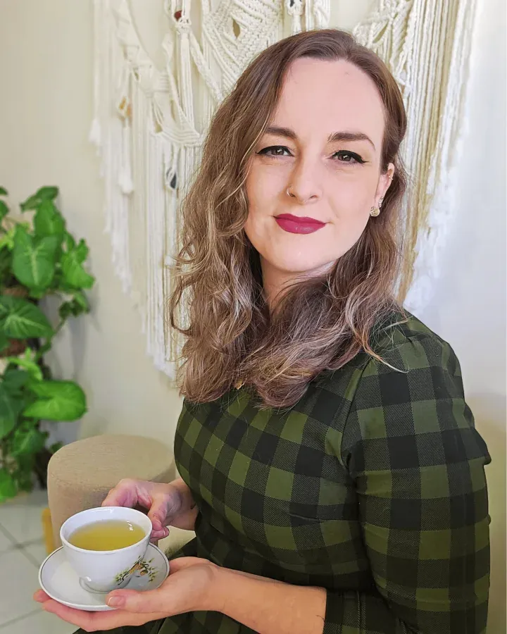 Cintia Blank segurando uma xícara de chá